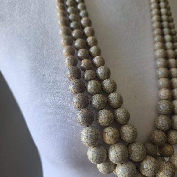 Beige Crackle 3 Strand Beaded Necklace - Picture 2 of 2